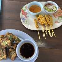 ก๋วยเตี๋ยวมุมโค้ง ร้านดังจังหวัดอ่างทอง