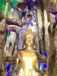 歴史と伝説が息づく寺院、ワット・マニウォンでタイの心に触れる。🐉🙏