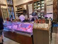 【Cantina（カンティーナ）｜元銀行の建物で楽しむ絶品タルタル🥩】 プラハで“生肉料理”を食べるなら外せない！