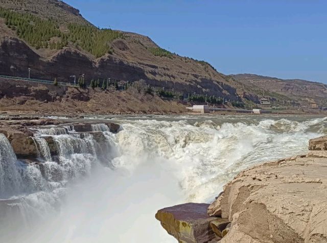 น้ำตกหูโข่วในแม่น้ำเหลือง (Hukou Waterfall) 