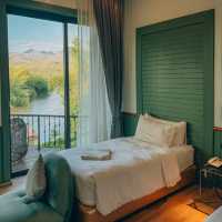 นอนพักชิลๆ วิวแม่น้ำแควน้อย กาญจนบุรี ⛰️🛏️
