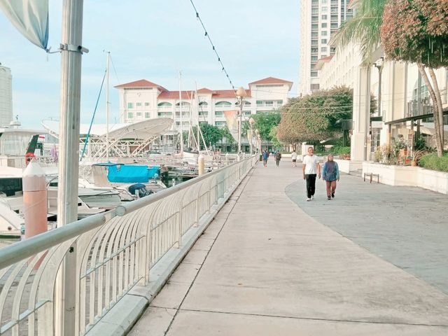 Chorus by the quay