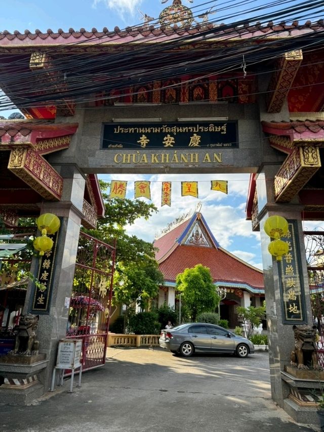 สักการะเทพเจ้าในวัดจีนอุดรธานี