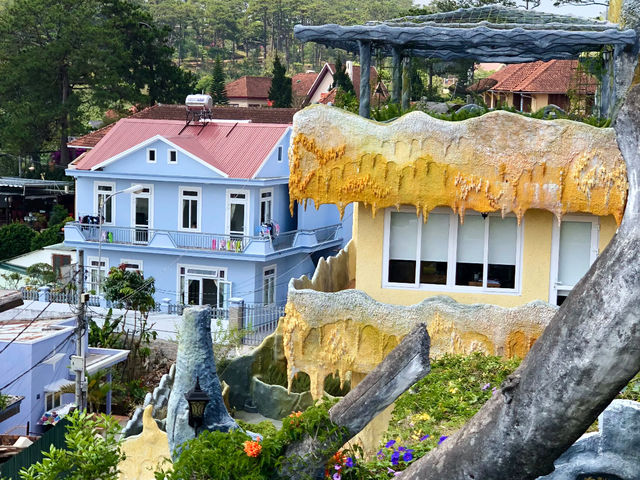 Da Lat's Crazy House: A Magical Architectural Wonderland! 🍄🕸️