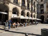 【Pl. Reial（Plaça Reial）｜ガウディ照明が彩るゴシック地区の陽だまり広場】