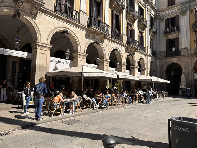 【Pl. Reial（Plaça Reial）｜ガウディ照明が彩るゴシック地区の陽だまり広場】