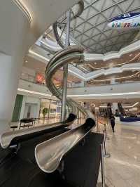 【Dəniz Mall／デニズ・モール｜バクー海岸の“巨大な帆型マルチエンタメ空間”】