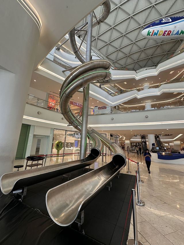 【Dəniz Mall／デニズ・モール｜バクー海岸の“巨大な帆型マルチエンタメ空間”】