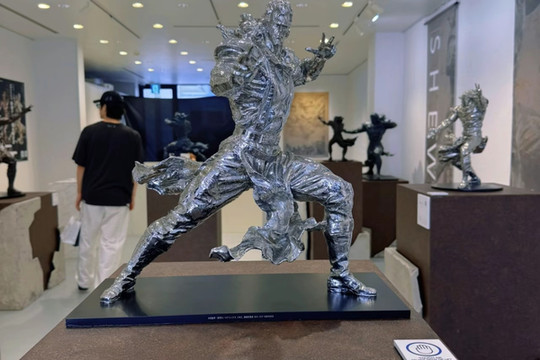入場無料！北斗の拳のトキ、シュウの彫刻アートが間近で楽しめる展示