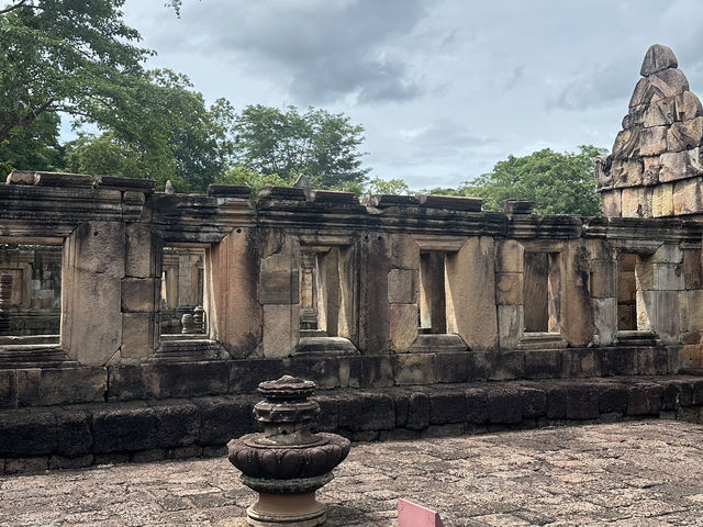 มนต์เสน่ห์ขอมโบราณกลางทุ่งอีสานใต้