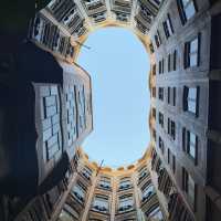 【スペイン/バルセロナ】波打つ壁が描き出す   ガウディ建築の極み「カサ・ミラ」