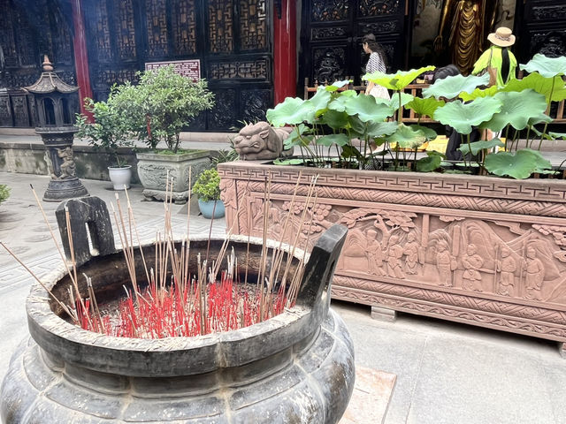 Finding Stillness in the Heart of Chengdu – A Day at Daci Temple