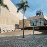 Hong Kong Cultural Centre – สัมผัสศิลปะริมน้ำ