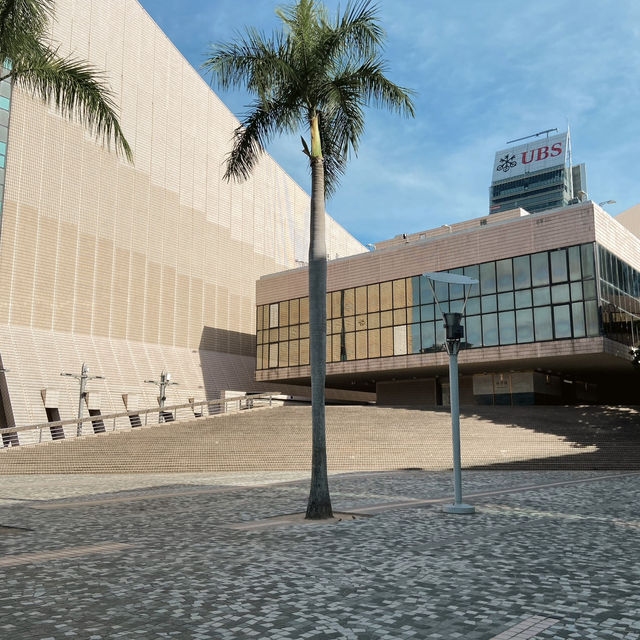 Hong Kong Cultural Centre – สัมผัสศิลปะริมน้ำ