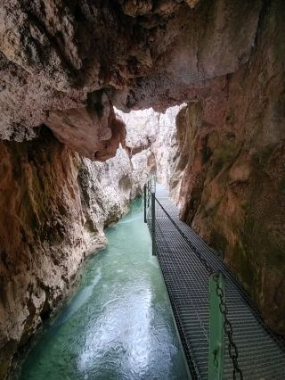 奧斯峽谷步道：懸崖、洞穴與輕鬆健行