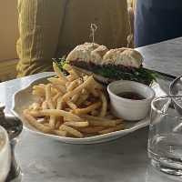 藍牆黃傘的午後時光，在 The Georgian Hotel 的 Sirena 小歇一餐