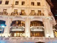 A Vibrant Labyrinth of Traditional Shopping and Cultural Discoveries