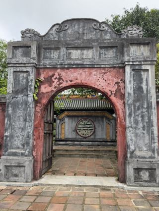 Hue, Vietnam | Thieu Phuong Garden: A Retreat of Imperial Gardens, Lush Flowers and Trees

Amid the majestic palaces of Hue's Imperial City, Thieu Phuong Garden (Thượng Phương Viên) stands as a uniquely poetic site. Once a haven for the Nguyen Dynasty emperors and their concubines, this garden offered a tranquil and gentle contrast to the imposing grandeur of the Hall of Supreme Harmony.

The garden boasts lush flowers and trees, clear ponds, and is interspersed with stone bridges, rockery, and pavilions. Strolling through it, one can imagine the emperors of yesteryear, accompanied by scholars, enjoying a moment of leisure, discussing poetry and drinking. Every ancient tree and stone path seems to evoke the spirit of time.

Though less prosperous today than it once was, Thieu Phuong Garden still exudes the charm of a classical garden. When the spring flowers bloom, the garden bursts with vibrant colors, and the sound of birdsong blends with the gentle breeze, creating a poetic experience.