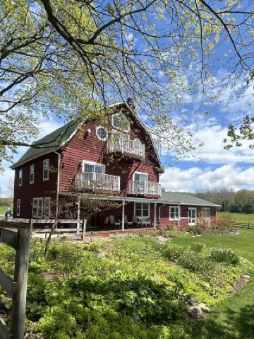 [วิสคอนซิน🇺🇸] ฟาร์มในศตวรรษที่ 19 ที่ถูกแปลงโฉมเป็นเกสต์เฮาส์สุดผ่อนคลาย🏡✨