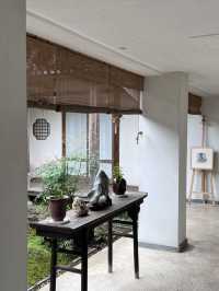 พักใจที่ Two Trees Boutique Hostel 🌳✨