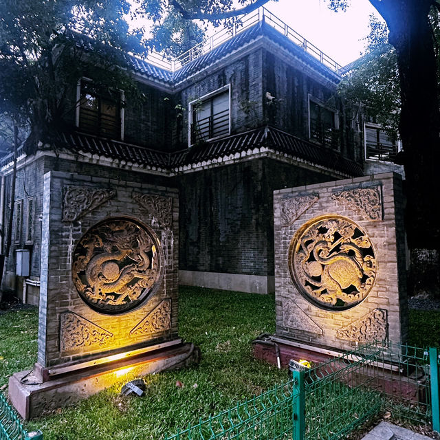Solo in a Sanctuary of Spirit: Renwei Ancestral Temple, Guangzhou Solo in a Sanctuary of Spirit: Renwei Ancestral Temple, Guangzhou
