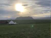 典型北歐教堂設計:紅色屋頂+白白牆身,好搶眼