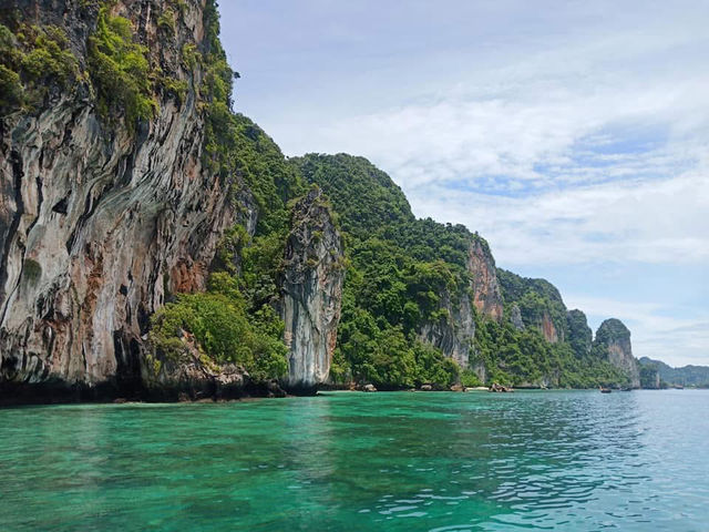 เกาะพีพี สวยงามตามท้องเรื่อง 🌊 เกาะพีพี สวยงามตามท้องเรื่อง 🌊