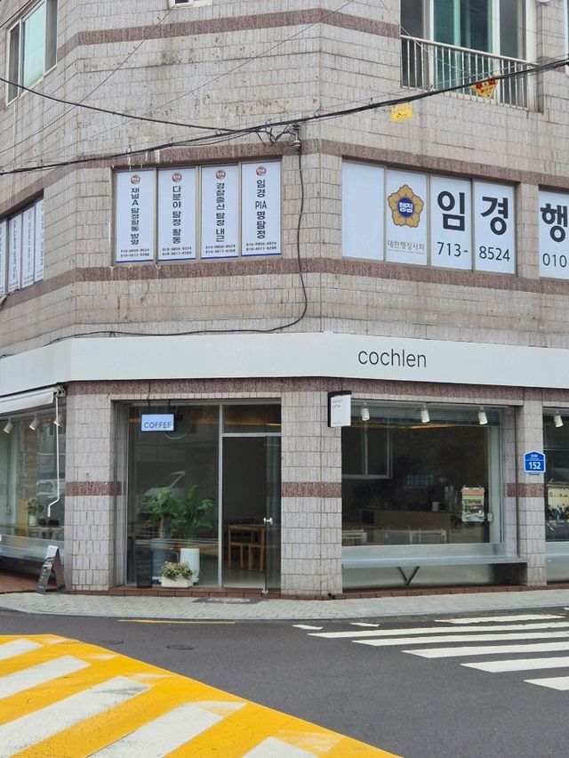 화이트우드 무드의 신상 감성카페 — 코클렌(Coclen) 화이트우드 무드의 신상 감성카페 — 코클렌(Coclen)