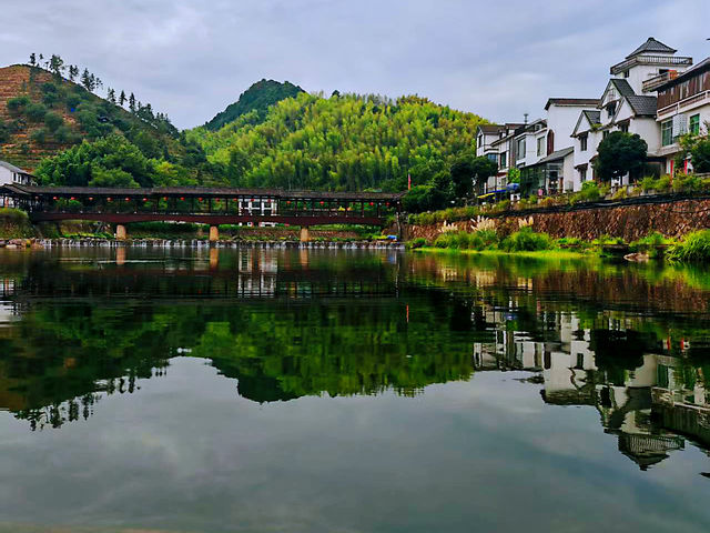 The magic of Thousand Island Lake touches the soul with its serene beauty.