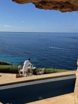 This time I went to Mallorca to focus on a relaxing vacation. Choosing Cap Rocat Hotel, I really have to praise! Converted from a 19th-century fortress, the hotel is hidden next to Palma Bay, perfectly combining history and sea views, and you want to check in at every corner. Even outside the bedside window of the stay is a blue sky and azure sea; no exaggeration, wake up to see the sea, the mood is very good.

Location: Cap Rocat is located in the southern part of Mallorca, about a half-hour drive from downtown Palma. The hotel is quiet and lively, next to the stretching coastline, with a panoramic view of the sea; there are also many hidden small beaches nearby, so you can chill back to the hotel for a cold drink after playing.

Transportation facilities: You need to drive or take a taxi to enter the hotel. The most convenient way is to drive over after landing at the airport. The distance is not far (about 20 kilometers). The hotel offers parking and can help arrange private transfers. Tip: Book your transfer service early to save time and hassle-free.

Service Highlights: Cap Rocat has excellent service, friendly and helpful staff, proactively helping with anything I encounter. The rooms are separated into living, dining, and leisure facilities areas, whether the swimming pool, hot spring or SPA are beautiful;

Surrounding attractions: Although the hotel atmosphere is chill enough, it is not difficult to get out and about. Nearby is the Cathedral of Parma, the Old Town, you can arrange a day trip to the city;

Human History: The fort itself was built in the nineteenth century and has a unique architectural style. Both the arches, old city walls and stone rooms have been preserved, the whole thing blending history and modernity. Tip: The hotel has guided tours, it is recommended to attend, listen to the staff explain each building and the story behind it, feel the atmosphere of the hotel.

Photo spot: Recommend the main fort terrace to have a drink, take pictures of the whole Palma Bay, invincible view! Super feel at sunset; each room window is a place to take sea view photos, not afraid of no content out.

Eat and play: For dinner, you can choose the hotel's Mediterranean restaurant, the castle atmosphere is super stylish; or go to the open-air waterfront restaurant, after dinner, looking at the southern European starry sky, full of holiday feeling.

Real experience (itinerary tips): Sunny summer, room open window to see the sea, morning breakfast, evening to the terrace chill, do not want to leave. Be sure to arrange a SPA or seaside yoga, the hotel offers a different experience each day. Photography by the pool is amazing, even without a filter!

Closing tip: Cap Rocat is often full, it is best to book six months before the trip, especially sea view rooms; additional restaurant seats are recommended to book together to save time in line. Mallorca’s summer sun is bright, so bring your sunglasses and sunscreen;

#Mallorca #CapRocatHotel #Castle Hotel #Unparalleled Sea View #Vacation Photo #Spanish Hotel Recommendation #Castle Feel Travel Wedding Dating #