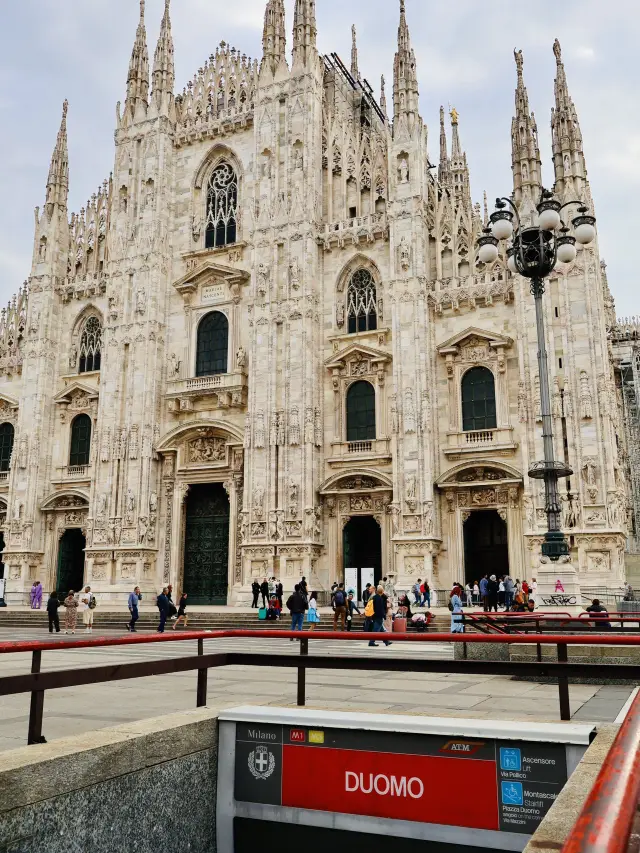 Milan: Duomo’s Iconic Views🏰  👑