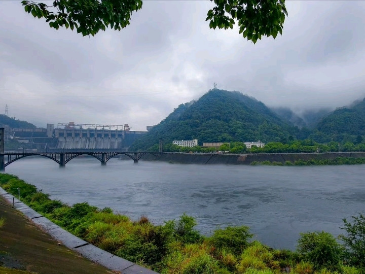 新安江水力発電所景勝地 ― エンジニアリングと江南の霧が出会う場所