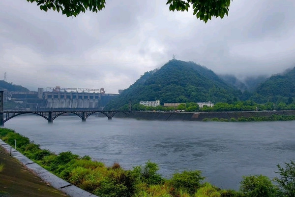 新安江水力発電所景勝地 ― エンジニアリングと江南の霧が出会う場所