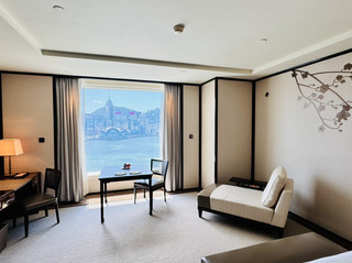 The Peninsula Hong Kong, located on the Tsim Sha Tsui waterfront, is hailed as the "Lady of the Far East" and is Hong Kong's oldest surviving five-star luxury landmark. Since its opening in 1928, it has perfectly blended the grandeur of classic British royalty with modern technological luxury, making it the ultimate sanctuary for countless connoisseurs who appreciate the ultimate in taste and a "slow-paced" vacation.

🌟 Highlight 1: An Unparalleled Legendary Sense of Ritual
The Peninsula's luxurious experience begins even before you step through the main entrance. The hotel boasts the world's largest fleet of bespoke Rolls-Royce vehicles, providing exclusive chauffeured services for its VIP guests. The magnificent Lobby, designed in the Baroque Revival style, features soaring ceilings adorned with exquisite carvings and gold leaf, exuding a rich classical aristocratic atmosphere. Its classic English afternoon tea is a globally renowned must-try.

🛏️ Room Design: The Pinnacle of Classical Aesthetics and Cutting-Edge Technology

The hotel comprises a classically historic main building and a modern peninsula tower, offering 300 guest rooms and suites. Designed by renowned architects, the rooms seamlessly blend elegant Eastern elements with classic Western luxury:

Deluxe Ocean View Rooms: Featuring expansive floor-to-ceiling windows. Whether lying in bed or sitting on the sofa by the window, unobstructed 180-degree views of Victoria Harbour and the Hong Kong Island skyline unfold before your eyes – a truly breathtaking experience.

Smart Luxury: Each room features the Peninsula's signature full-touch interactive control panel, supporting multiple languages ​​and allowing for one-touch control of lighting, curtains, and temperature. The marble-floored bathrooms feature luxurious freestanding bathtubs, and some rooms offer the privilege of bathing while enjoying the harbour skyline views – a truly luxurious experience.

🏊♀️ Facilities: A Roman-Inspired Infinity Pool

Located on the 8th floor, the outdoor-style indoor swimming pool is designed in the style of an ancient Roman palace, surrounded by magnificent classical columns and sculptures. The swimming pool connects directly to the outdoor sun terrace, offering panoramic views of Victoria Harbour while you swim. At dusk, soak up the sun and watch the sunset paint the sea golden – an incredibly romantic experience.

🍽️ Michelin-Starred Dining and Rooftop Retreats

The hotel boasts unparalleled culinary excellence in Hong Kong, with several restaurants offering stunning sea views:

Gaddi's: Hong Kong's premier French restaurant, exuding a luxurious, classical opera house atmosphere.

Spring Moon: A Michelin-starred fine Cantonese restaurant, renowned for its signature custard mooncakes and exquisite dim sum.

Felix Restaurant: Located on the 28th floor, designed by the visionary Philippe Starck, offering avant-garde contemporary European cuisine. Its expansive outdoor views overlook the dazzling city lights, making it the perfect spot for a romantic getaway.

In conclusion: The Peninsula Hong Kong transcends the traditional definition of accommodation; it is a living legend of luxury. Whether you want to celebrate the most important day of your life or crave an impeccable, luxurious "cloud-based slow-paced" staycation, the legendary service here can fulfill all your fantasies of luxury.

