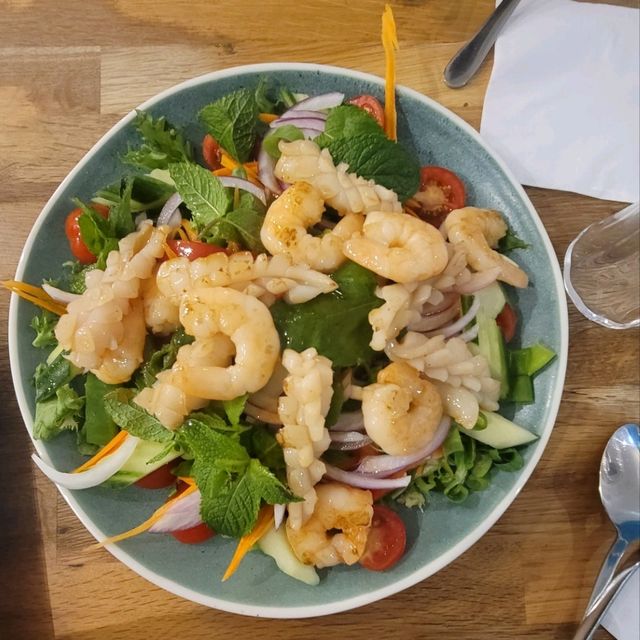 iFood Thai 餐廳⭐️清新海鮮沙律和濃辣冬陰公的美味之旅🥘