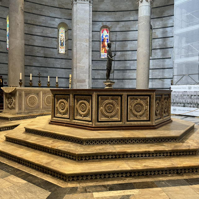 The Leaning Tower of Pisa : Effortlessly Tilted