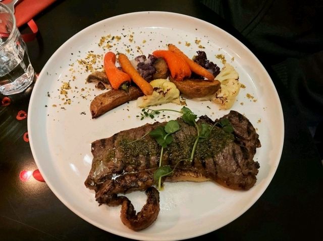 ร้านอาหารสุดเก๋ชิคที่โดดเด่นทั้งสเต็กและพิซซ่า
