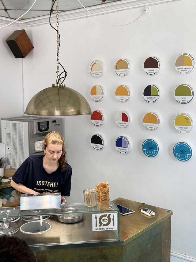 Spotlighted sorbet & ice-cream at Isoteket 🍦🍨