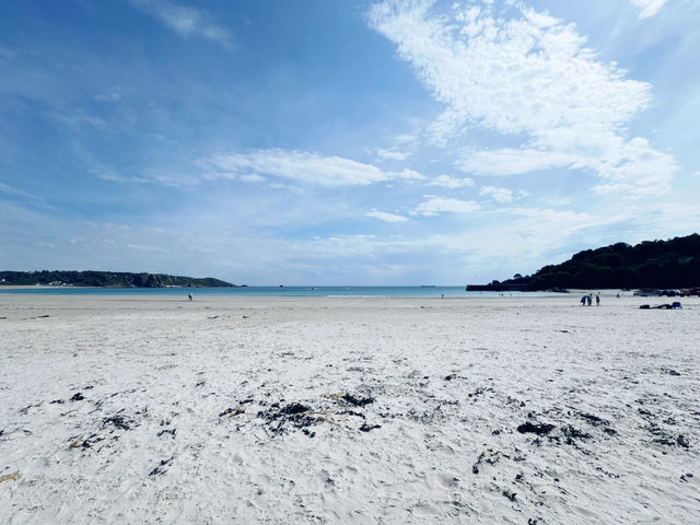 Soft Sand, Clear Water, Zero Stress – St. Brelade’s Bay Has It All