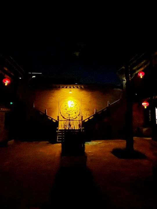 Pingyao After Dark: Lanterns, Neon & a Surprise Gold Fix