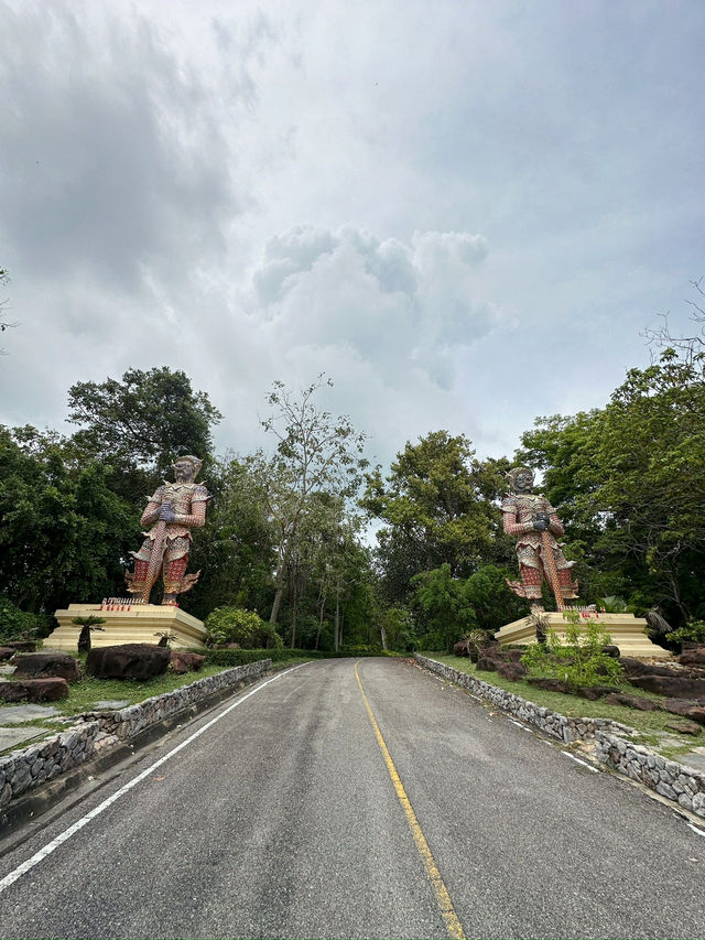 Stunning temple in Phrachuap Khiri Khan