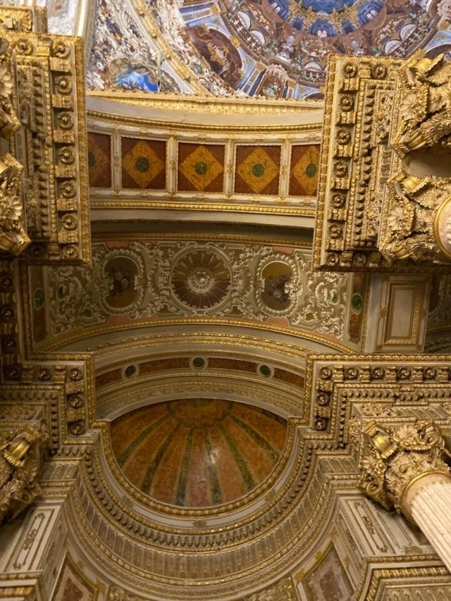 🏛️ Dolmabahçe Palace – Ottoman Grandeur on the Bosphorus