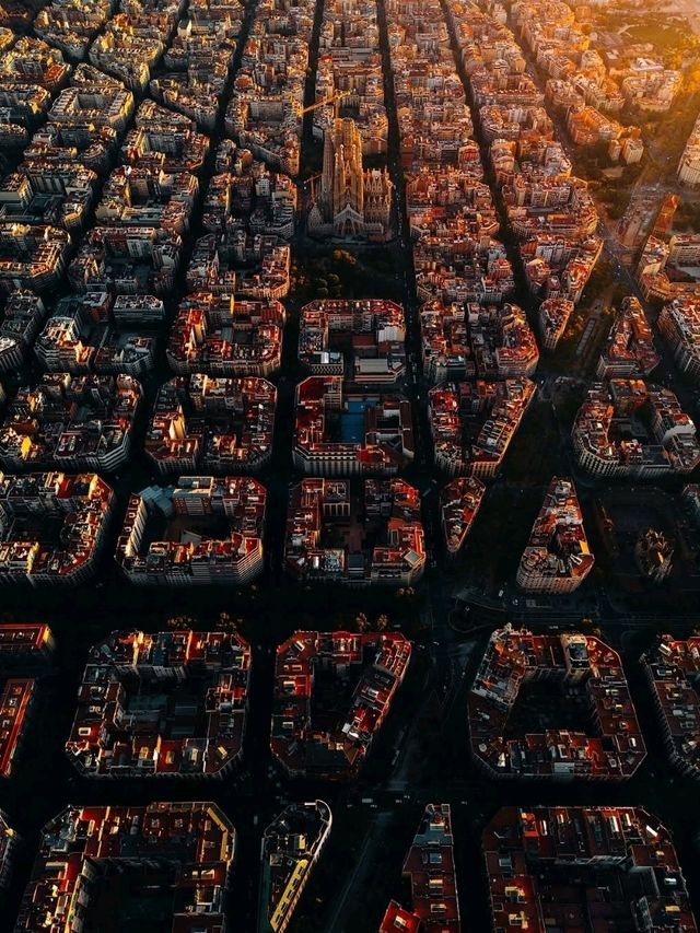 🌞🏛 “Gaudí’s Masterpiece: A Perfect Day in Barcelona” 🇪🇸