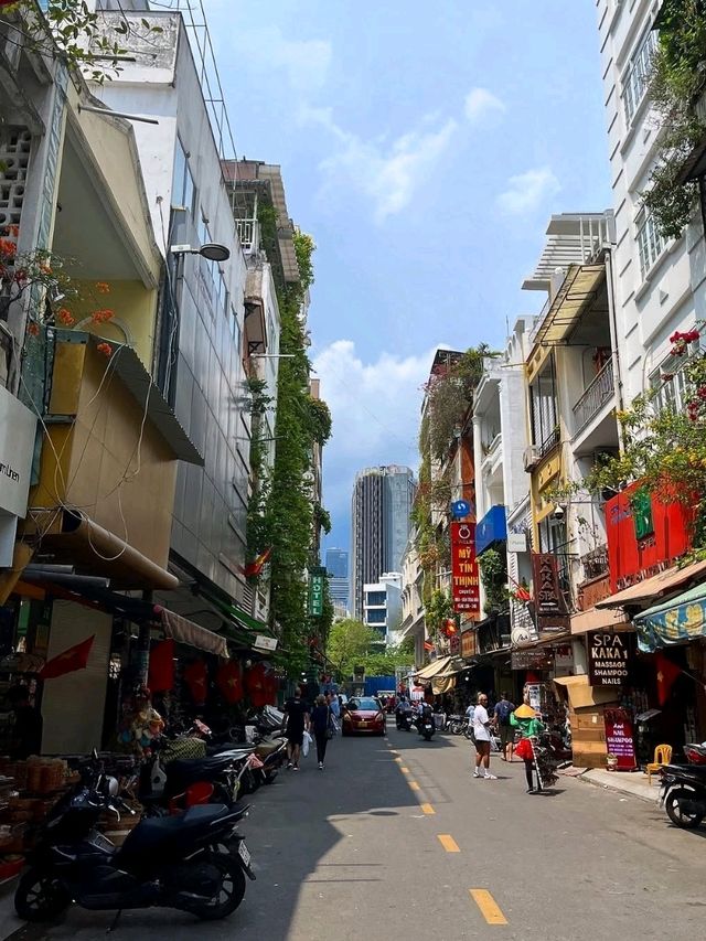 🇻🇳✨ “2 Days in Ho Chi Minh City: Pho, History & Rooftop Views Under $200”