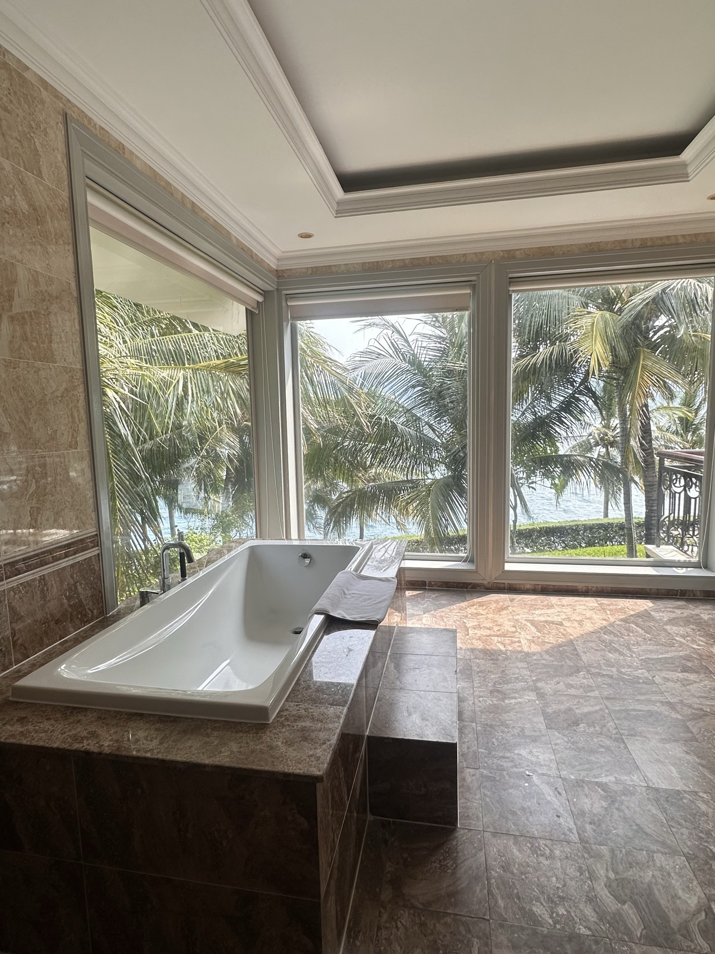 How much money should I take to Vietnam for 10 days?
