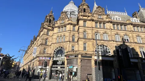 📅 Itinerary
 Day1: Arrive in Leeds by train at 2:30pm and w — traveler post in Leeds