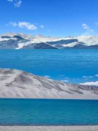 一半是綿延沙漠，一半是碧藍湖水，堪稱人間絕色——白沙湖