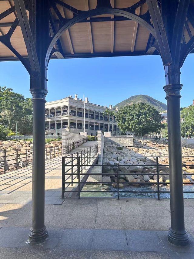 親愛的小夥伴們👋，你是否憧憬著迷人的香港風景，踏上城市漫步的旅程？😍讓我帶你穿越繁華的街道、感受迷人的夜景，一起探索這座充滿活力的國際都市吧！✨
