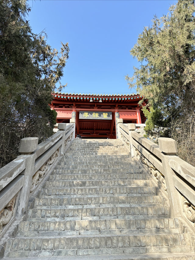 霍去病墓與衛青墓塚一牆之隔，一個萬人敬仰，一個荒草叢生