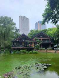 靜安公園：園外是熱鬧的都市商圈，園內則是靜謐的綠色天地